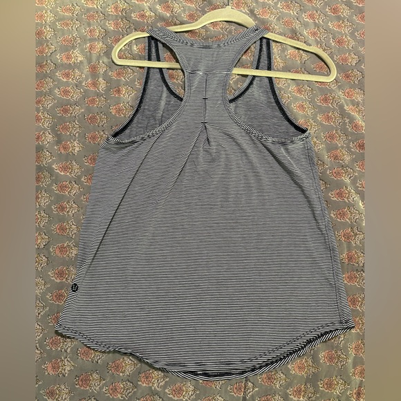 Women's Lululemon Tank Size 6 Black & White Striped - Picture 3 of 4